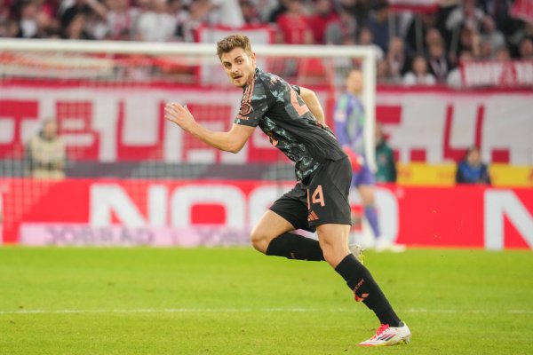 Ảnh: Dây chằng đầu gối bên của Stanisic bị rách một phần, Bayern hy vọng anh ta sẽ nghỉ 2-3 tuần
