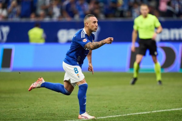 40 năm và 286 ngày, Cazorla trở thành cầu thủ lâu đời nhất ở La Liga chống lại Barcelona trong thế k