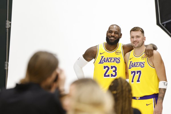 Tóm tắt Ngày truyền thông của Lakers: James nói về nghỉ hưu, Doncic nói về hội nhập, Ayton phải đối 