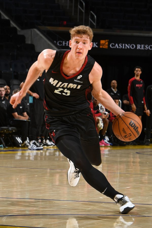 Bộ phim thật bắt mắt! Yakouchionis, lựa chọn thứ 20 của Heat, đóng góp 10 pha kiến ​​​​tạo và ghi 8 