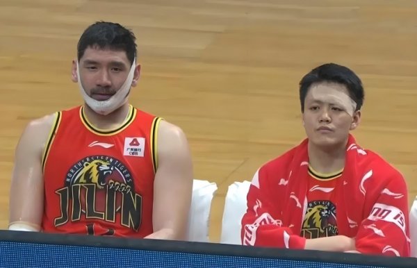 😂Bogdan rút lui vì chấn thương sau 130 giây trước Rồng và Sư tử. Sức mạnh của CBA một lần nữa được c