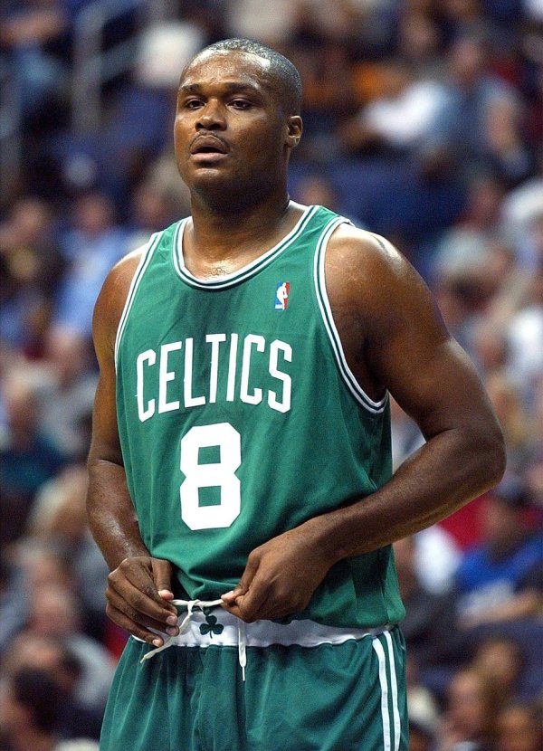 Thông tin bên lề: Ngôi sao của Celtics, Antoine Walker là cầu thủ NBA All-Star đầu tiên chơi ở Devel