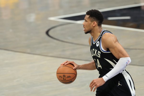 Tìm trạng thái! Antetokounmpo ghi được 16 điểm sau 5 trong 8 cú sút, 7 rebound, 4 kiến ​​​​tạo, 2 cư