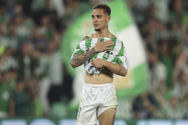 Anthony đáp trả việc bị fan Huang Qian ném chai: Chuyện như thế này không bao giờ xảy ra nữa