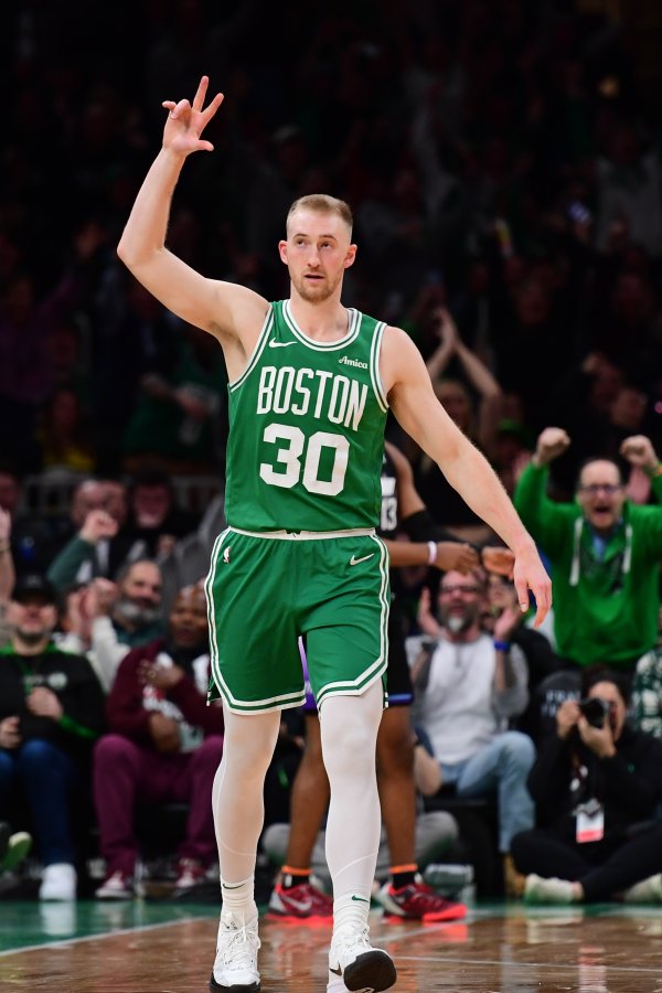 Nó cảm thấy tốt! Hauser thực hiện 6 trong số 10 quả ba điểm và ghi được 18 điểm, 3 rebound, 1 cướp v