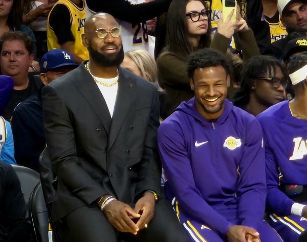 Vua Sói: Nếu James vẫn muốn thi đấu thì chủ yếu là vì tình chứ không phải vì tiền. Tất nhiên, không 