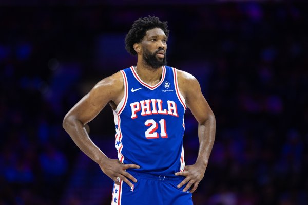 Embiid trở thành cầu thủ NBA ghi 25+5+5 trong thời gian ngắn thứ ba, chỉ đứng sau Dolph Schayes&
