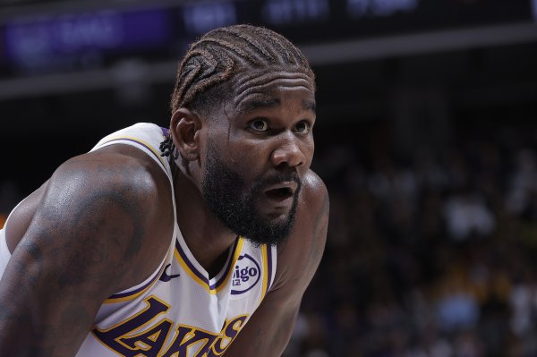 Dunbao, cậu bị sao vậy? Hayes bắt đầu hiệp hai và Ayton thậm chí không có mặt trên băng ghế dự bị.