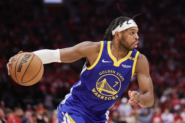 Một đội mạnh khác! Hield bỏ lỡ rổ trống& và mắc lỗi bằng tay. Anh ấy ghi được 5 điểm vào giờ ngh