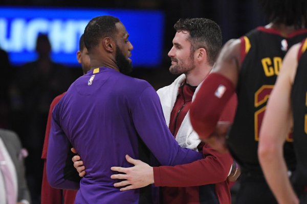 Cảm giác bị LeBron mắng như thế nào? Tình Yêu đùa: Tôi vẫn bị anh mắng