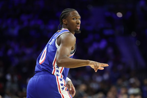 Ghi điểm bằng con số gấp đôi! Maxi ghi được 10 điểm, 1 rebound và 1 cướp trong hiệp đầu tiên khi bắn