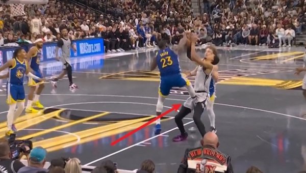 Đây có phải là điều khiến bạn tổn thương? Trước khi Wenban bị thương, anh đã bị Bojiem đá vào háng v