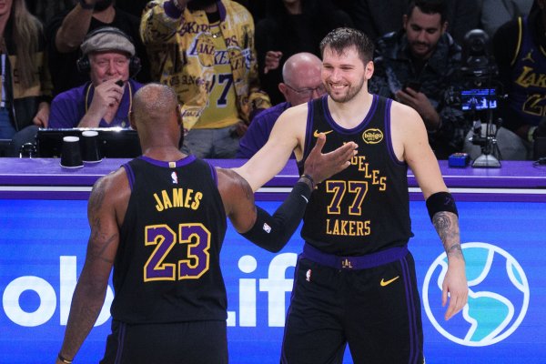Tạp chí Lakers: James nhất quyết yêu cầu Doncic chơi cuối cùng trong buổi giới thiệu đội hình xuất p